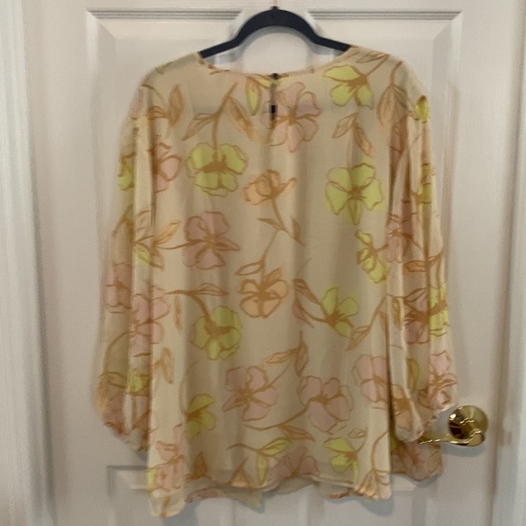 NWT EVRI floral blouse with smocked neckline Plus Size 4X - Picture 7 of 7